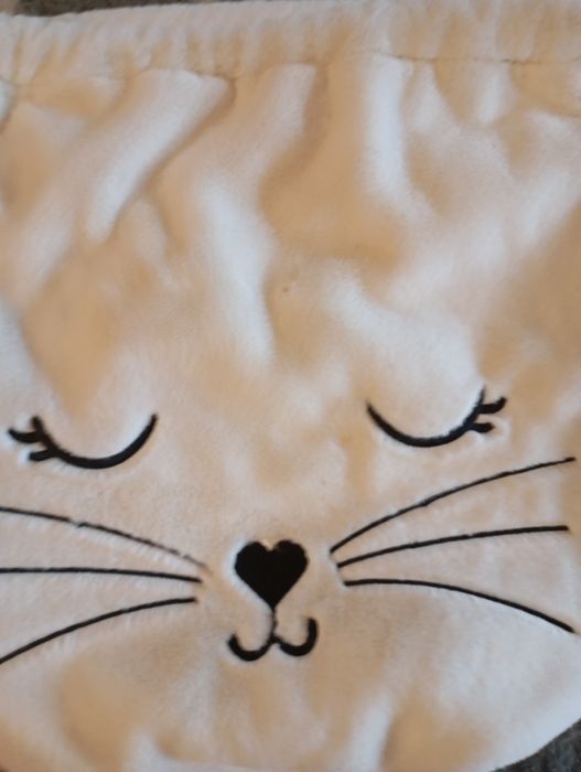 biały worek na ubrania.