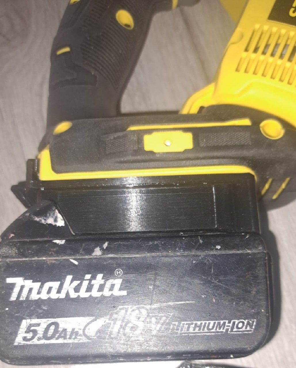 Adapter Stanley Fatmax V20 na baterie Makita LXT.