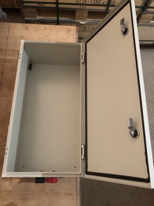 Корпуси під акумулятори  металеві з  ручками і клемами 400а