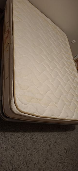 Colchão com estrado e pés