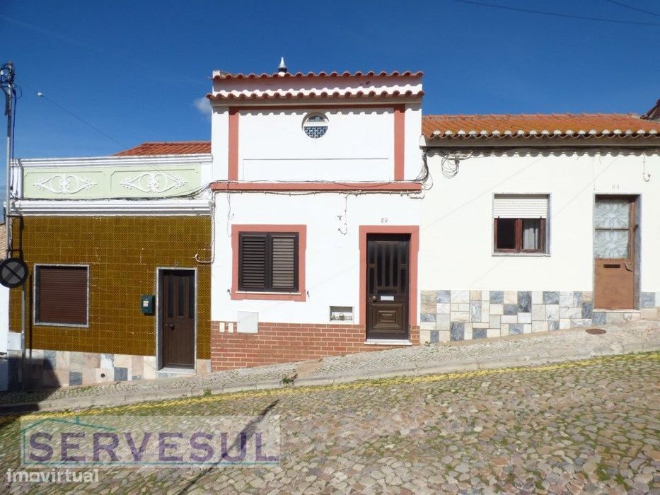 Acolhedora Casa geminada de 3 quartos, localizada na zona histórica...