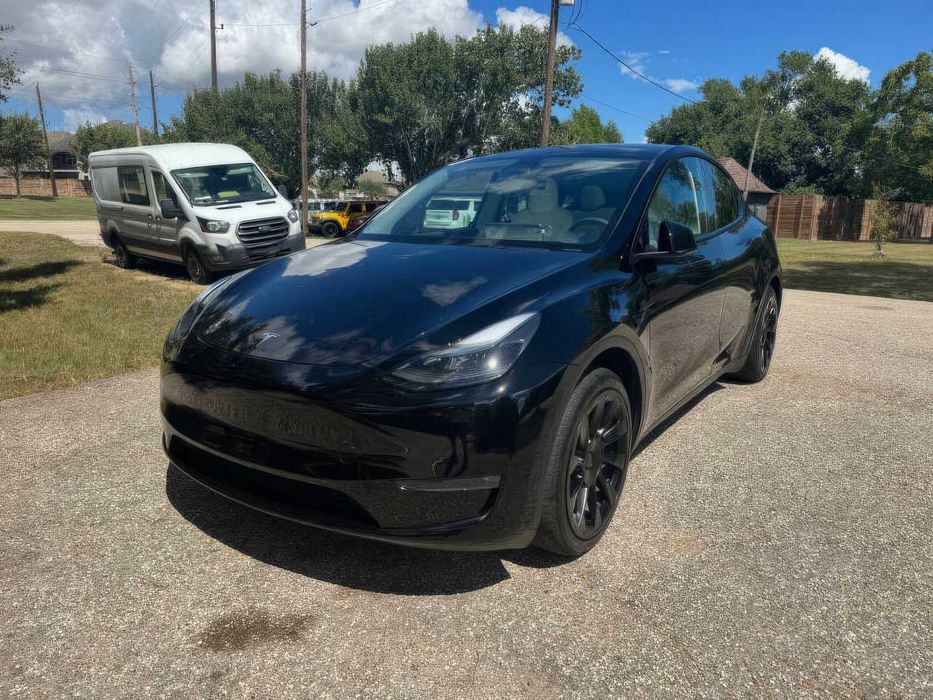 Tesla Model Y Long Range      2023