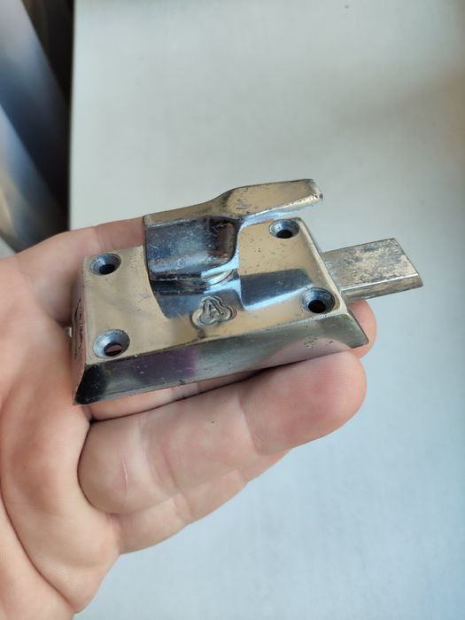 Засув дверний,защіпка.