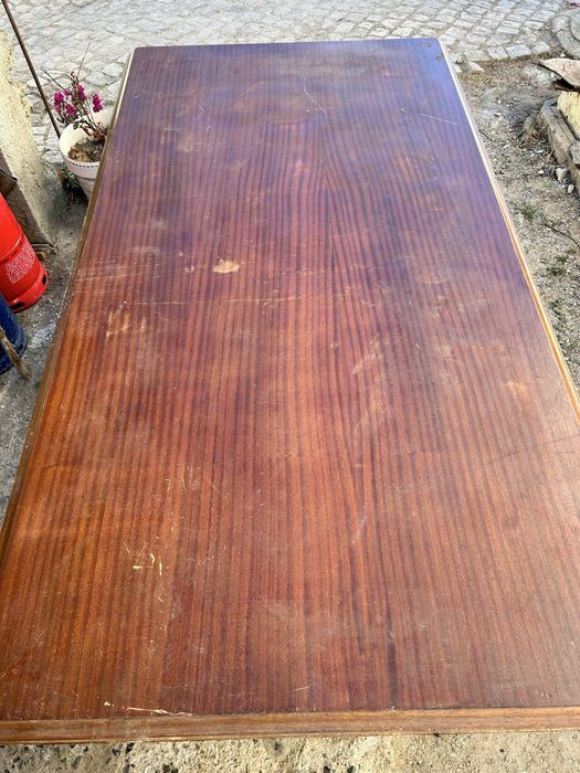 Mesa com 5 cadeiras de madeira