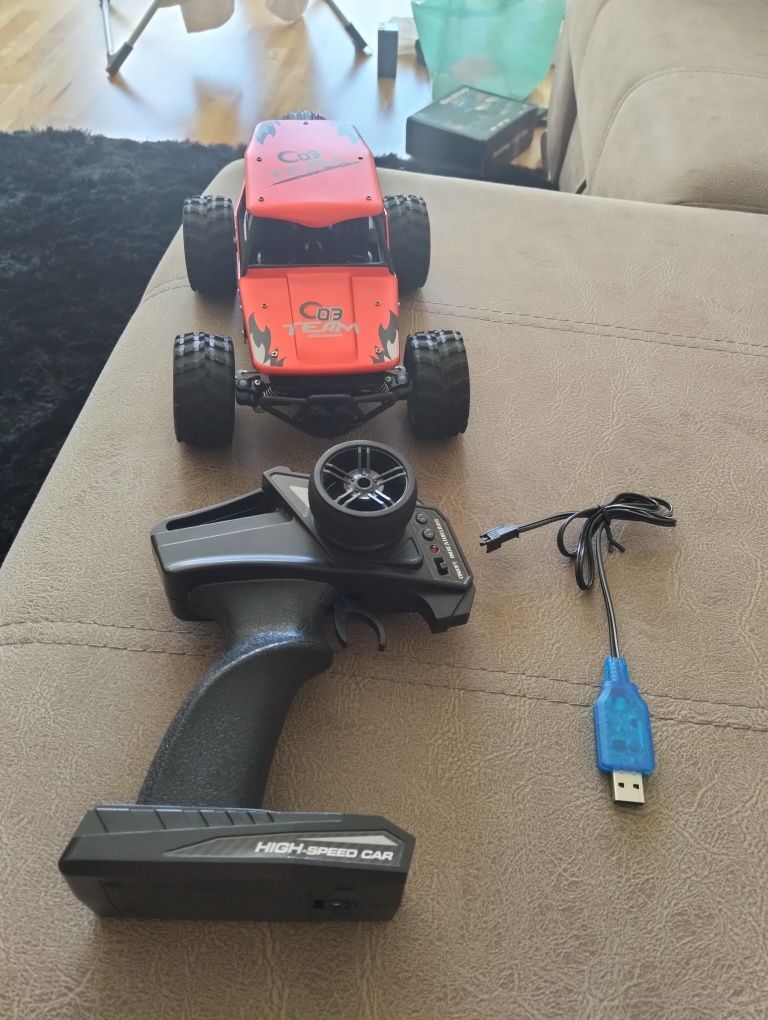 Carro telecomandado pouco usado