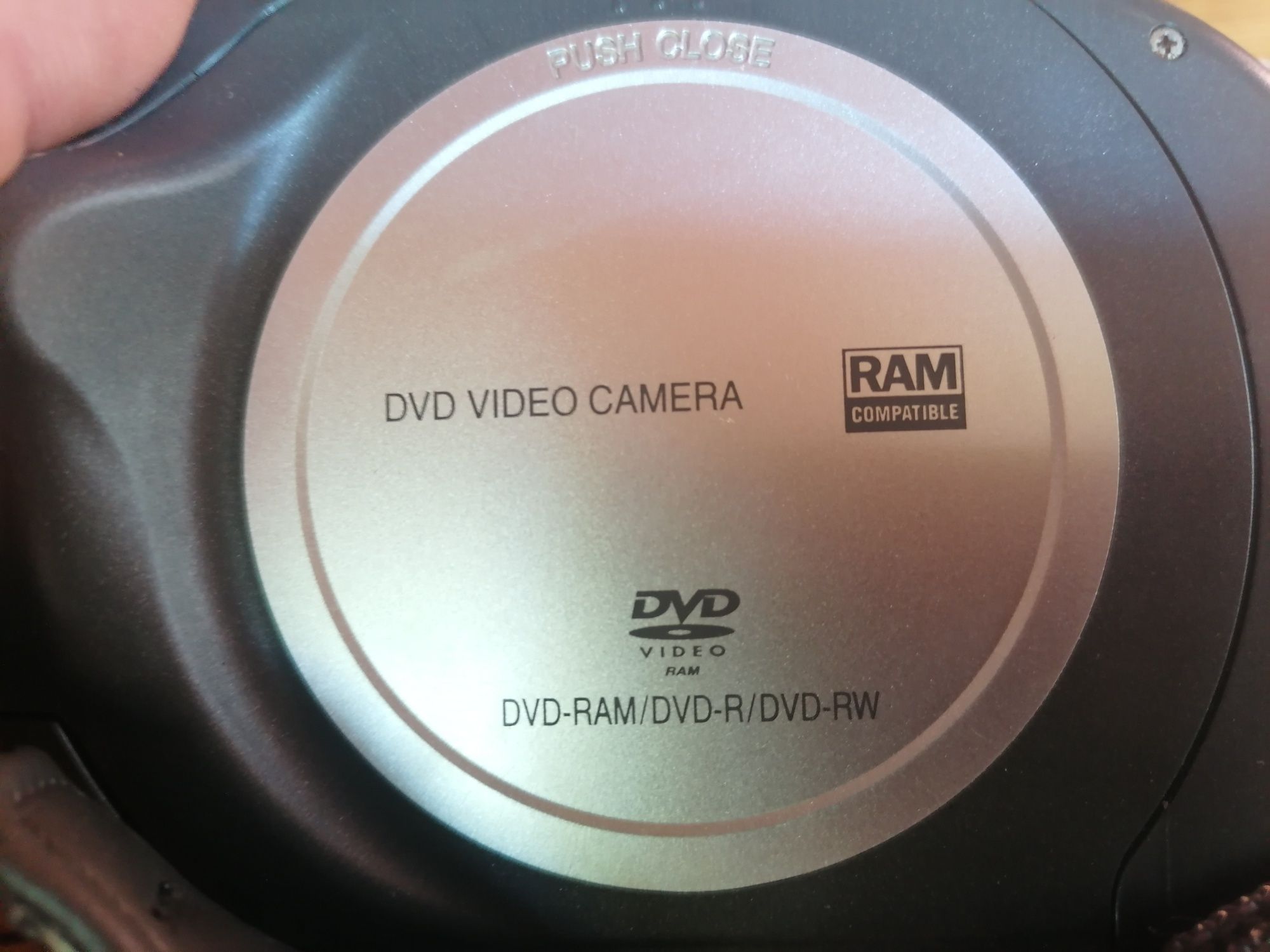 Продам видеокамеру Panasonic VDR-D150