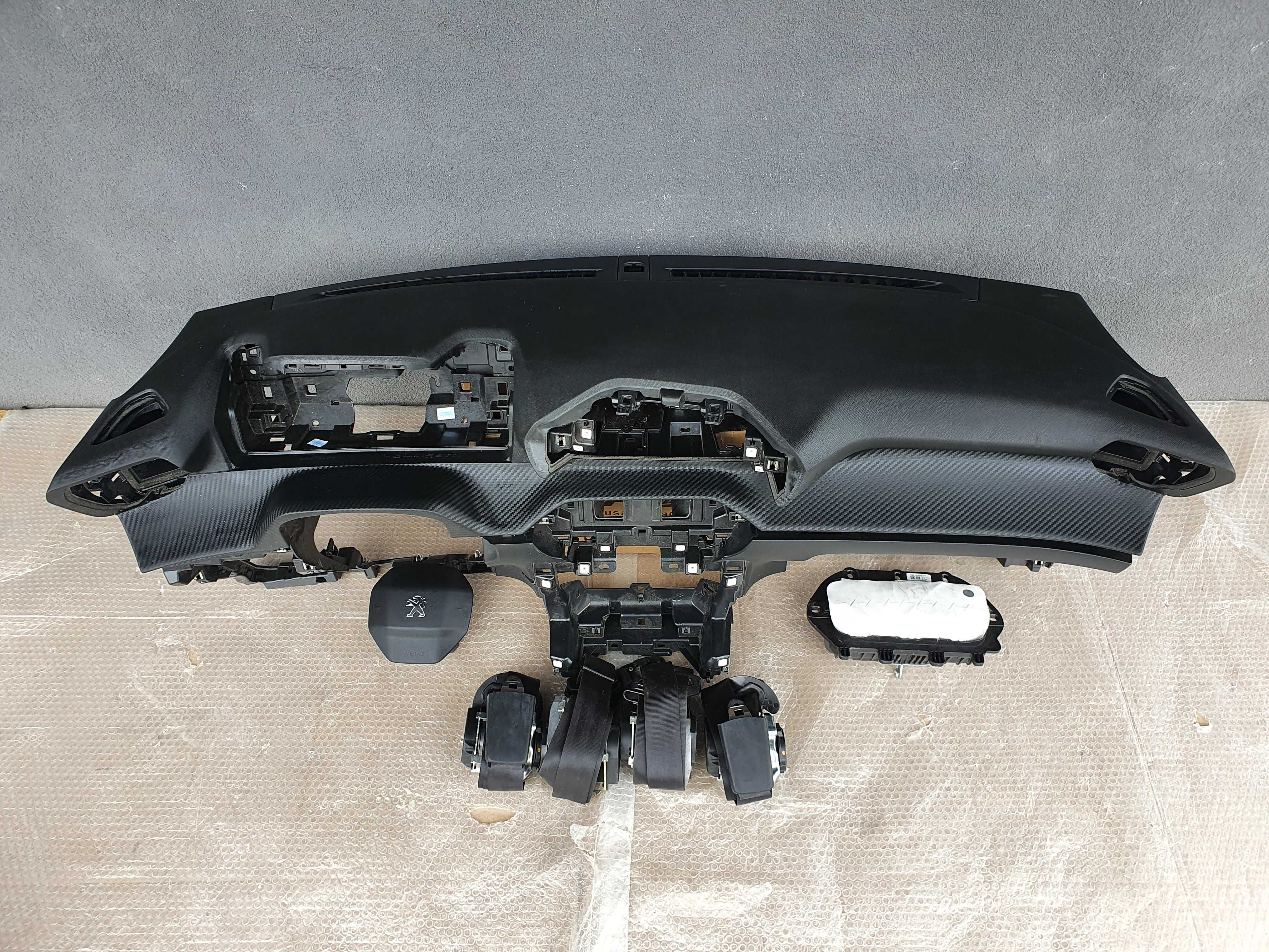 Peugeot 208 nowy model deska konsola kokpit airbag pasy