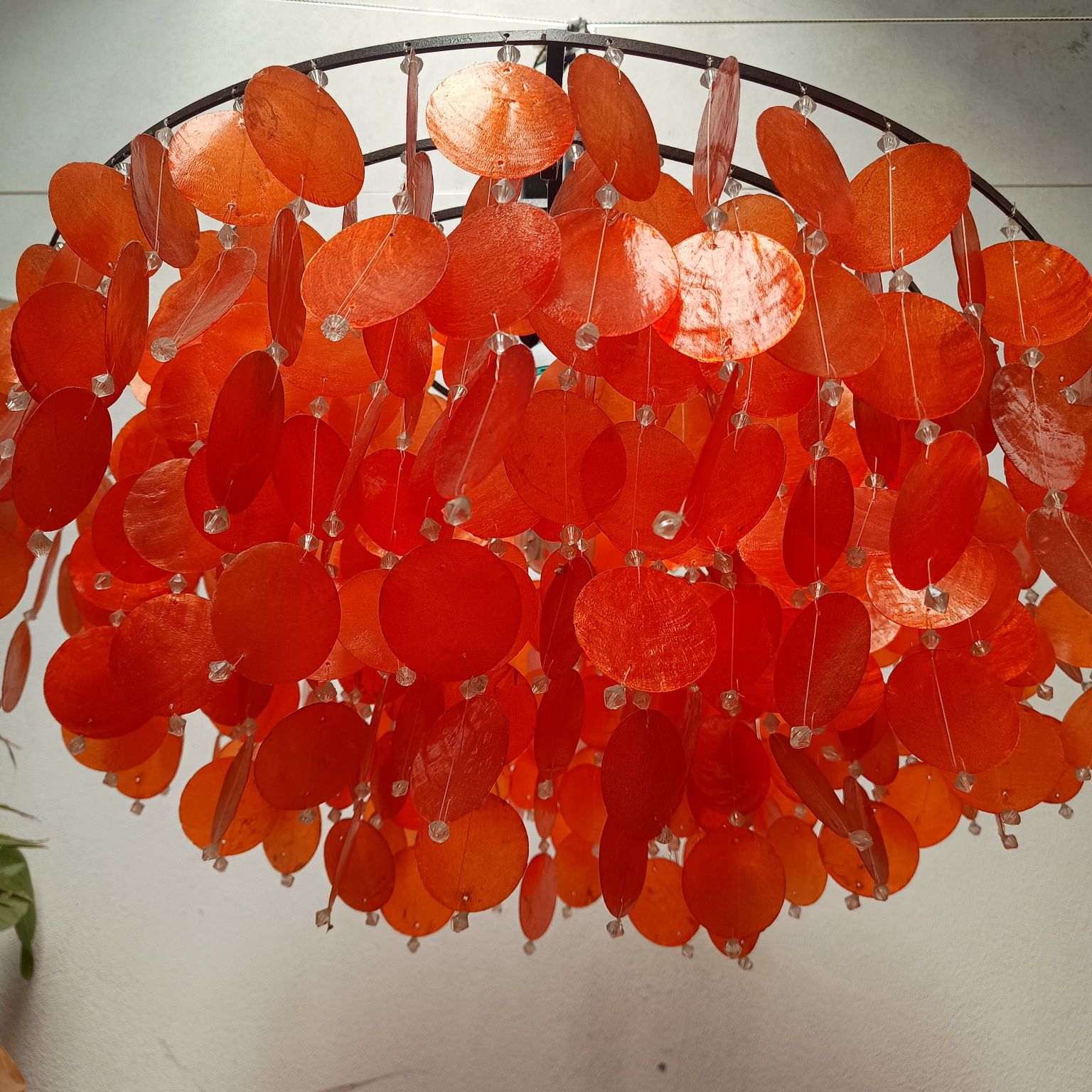 Candeeiro com folhas de vidro vermelho