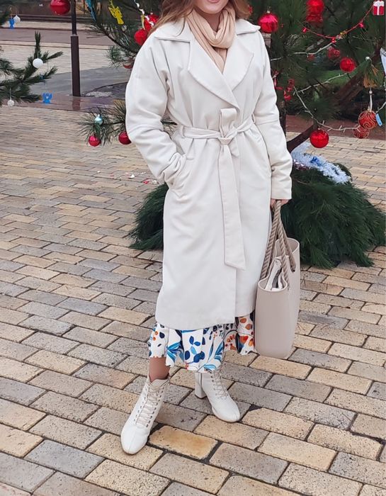 Молочне зимове пальто