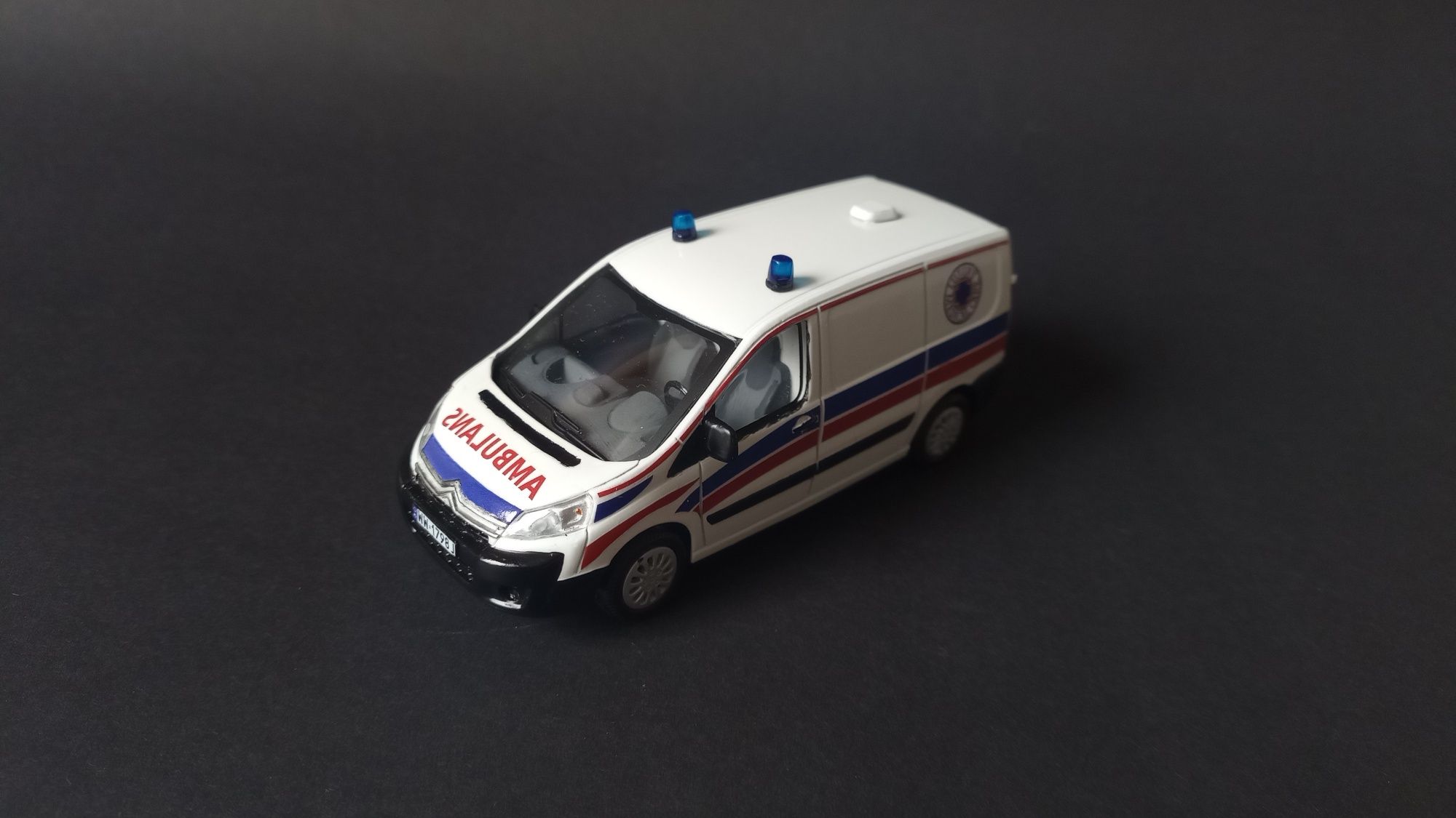 Citroen Jumpy - ambulans - konwersja 1:43