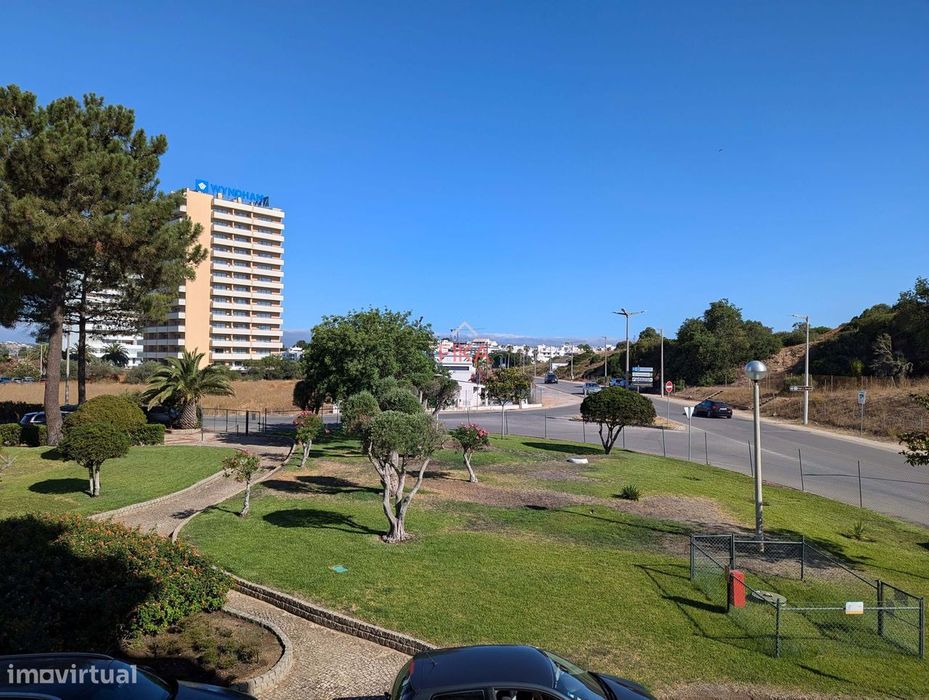 T1 com estacionamento a 200m da praia