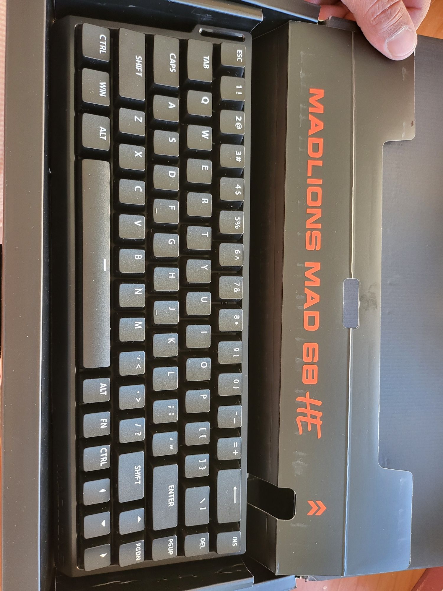 Teclado gamyng com luzes de varias cores nas teclas