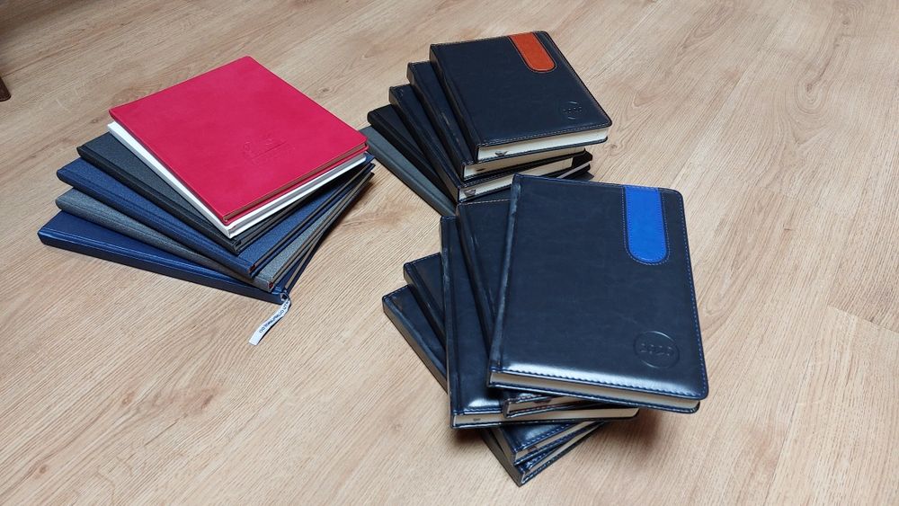 Zestaw, komplet kalendarzy, termianrzy książkowych, notesy