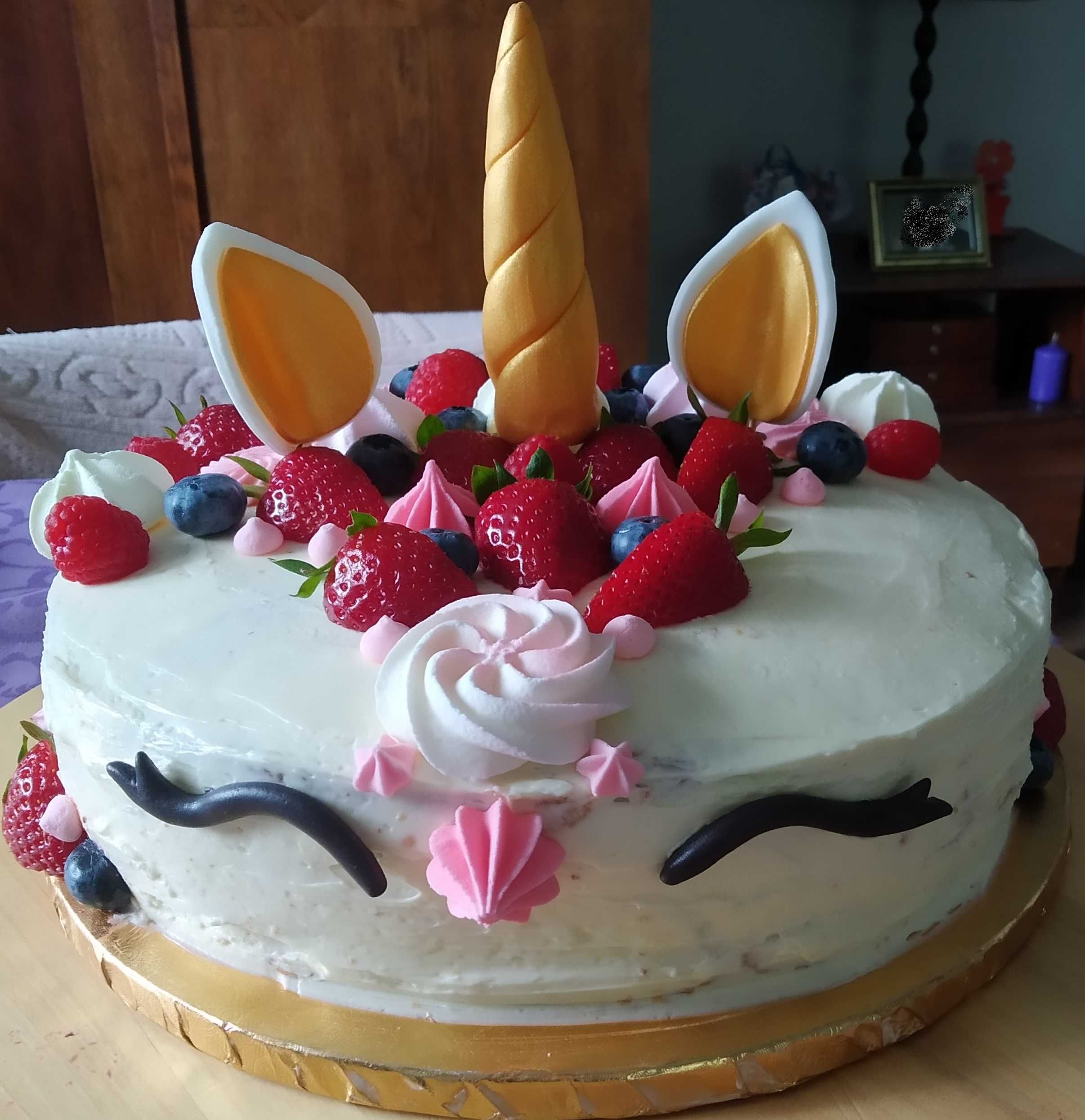 Dekoracja na tort figurka cukrowa jednorożec (róg, uszy, oczy)