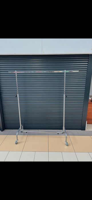 Stojaki, wieszaki sklepowe.