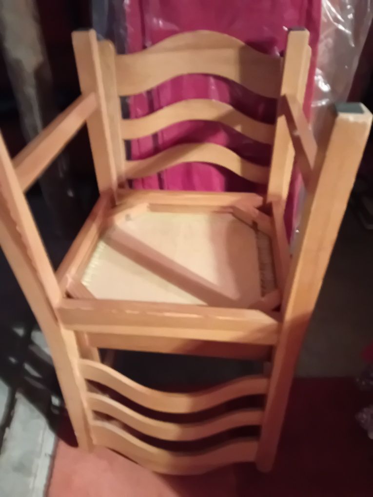 3 krzesla drewniane z oparciem.
