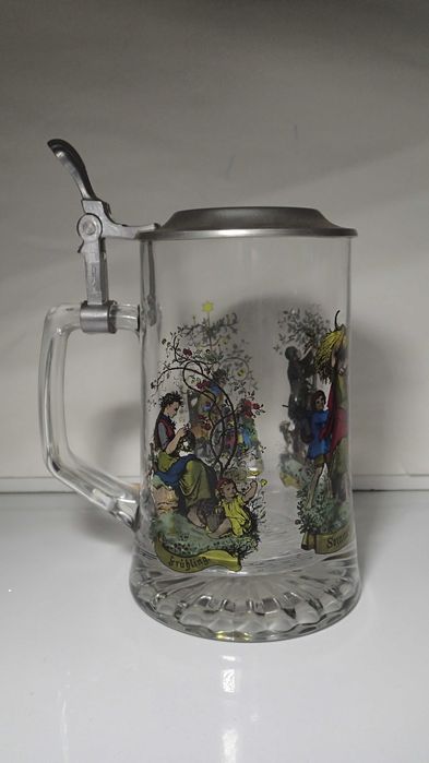 Canecas de cerveja em cerâmica e vidro