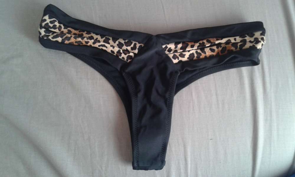 Bikinis com estampa em leopardo ( Novos) - M