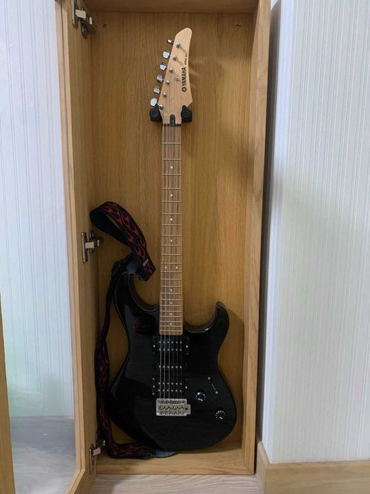 Електрогітара Yamaha erg121  з комбопідсилювачем Marshall mg15 gold