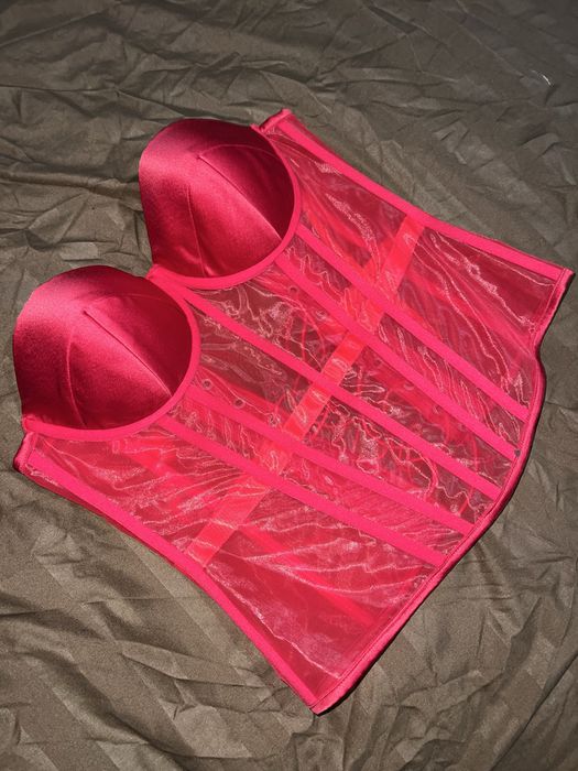 Корсет червоного кольору на шнурку