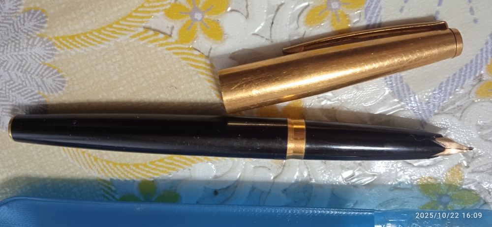 Цернильная  ручка с золотым пером