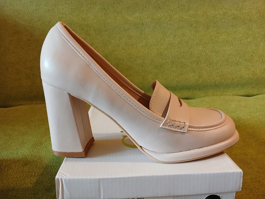 Beżowe buty na słupku rozmiar 40