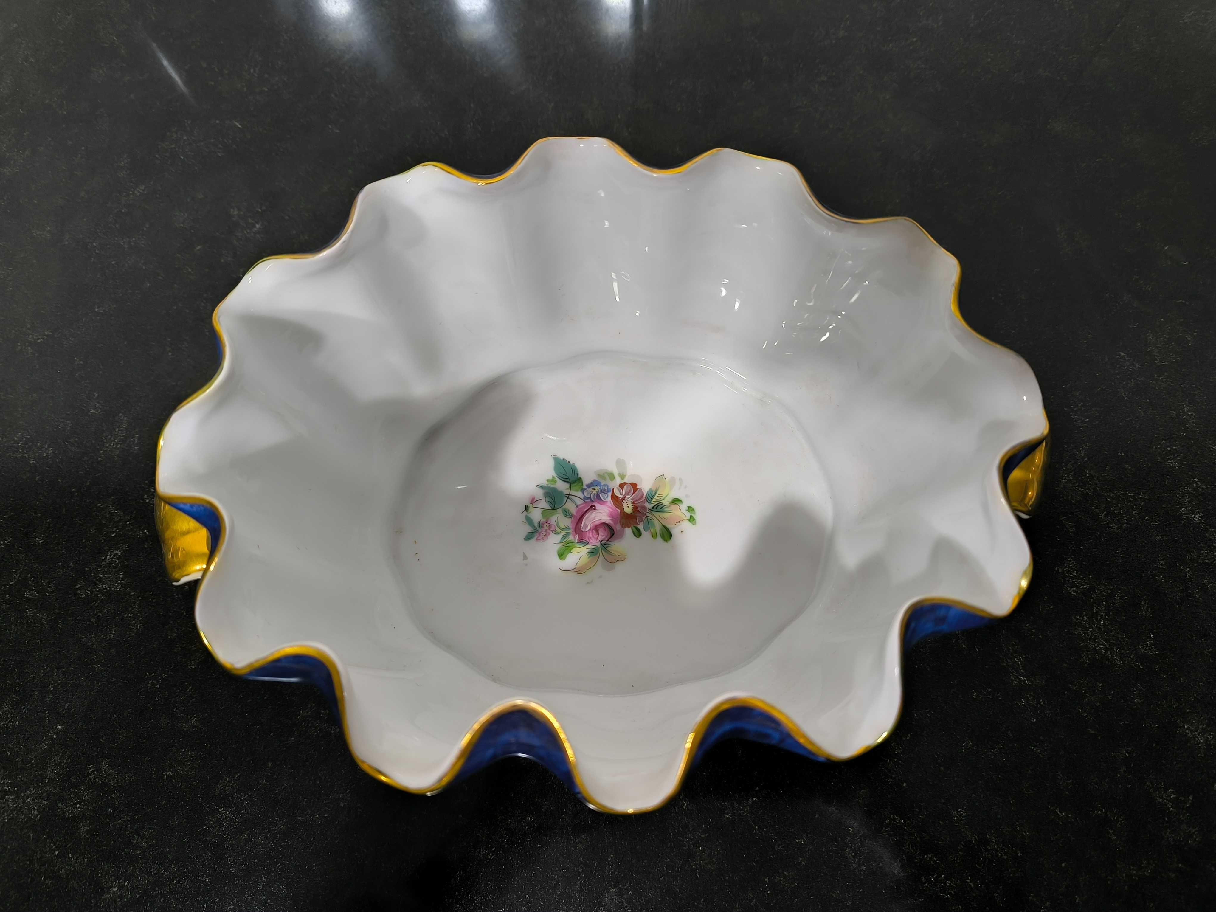 Fruteiro em porcelana portuguesa, pintado à mão. Novo.