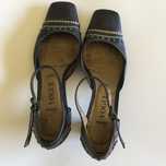 Sapatos pretos com dourados