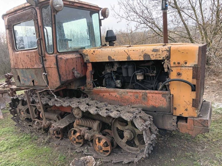 Трактор ДТ 75 с плугом