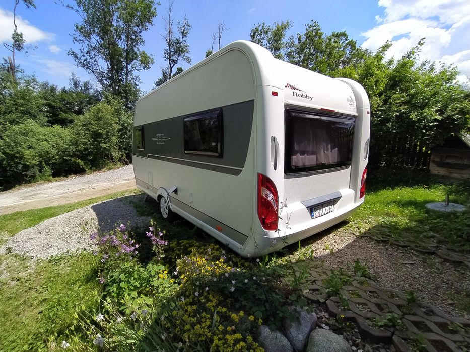 Wynajem PRZYCZEPY kempingowej HOBBY Deluxe 455UF z Klimatyzacją 1350kg