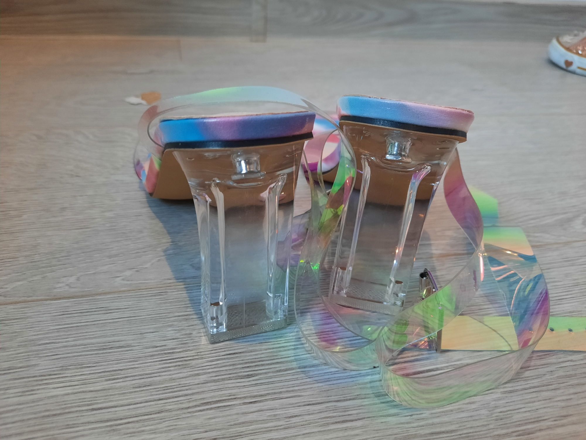 Sandały holograficzne na słupku