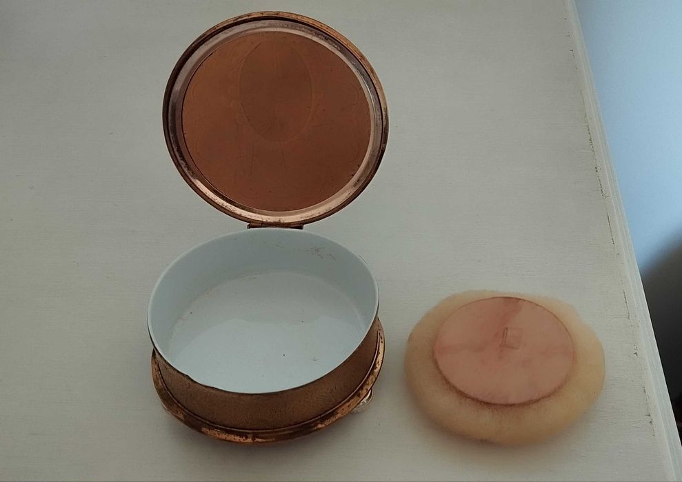 Caixa antiga para pó de arroz com borla