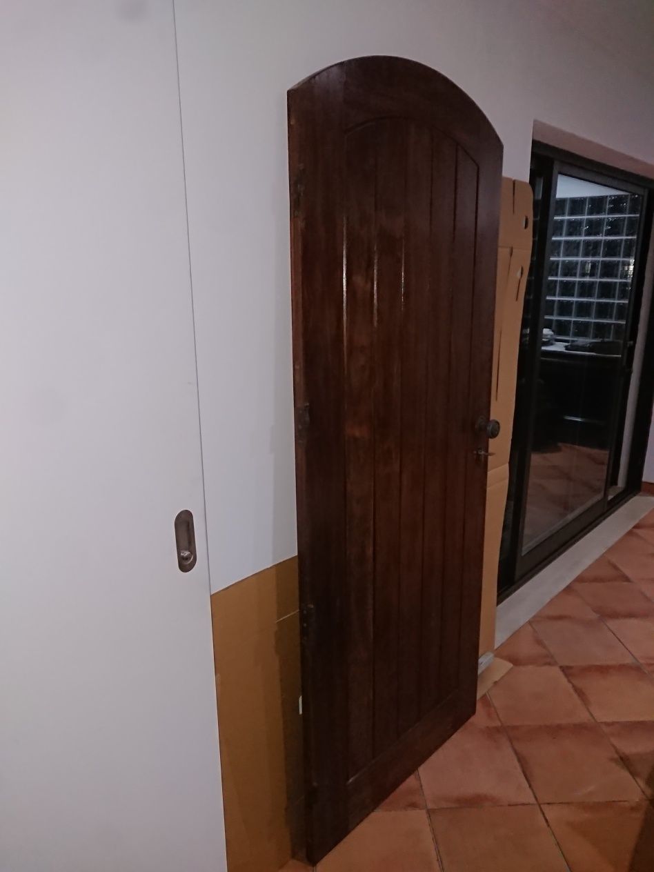 Porta de entrada em madeira maciça com aros / guarnições.
