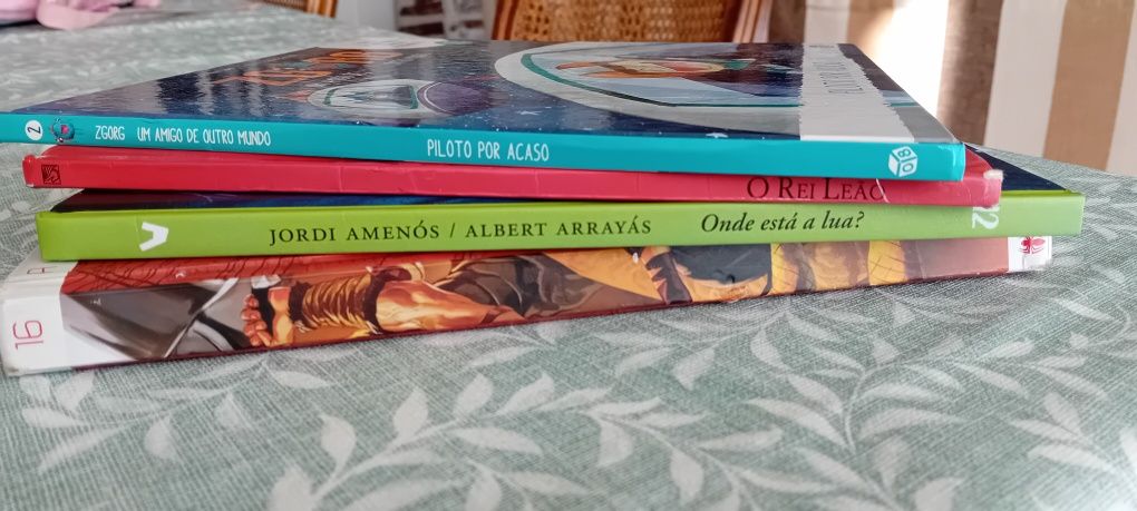 4 livros : Homem-aranha, o rei leão, zgorg e onde está a lua