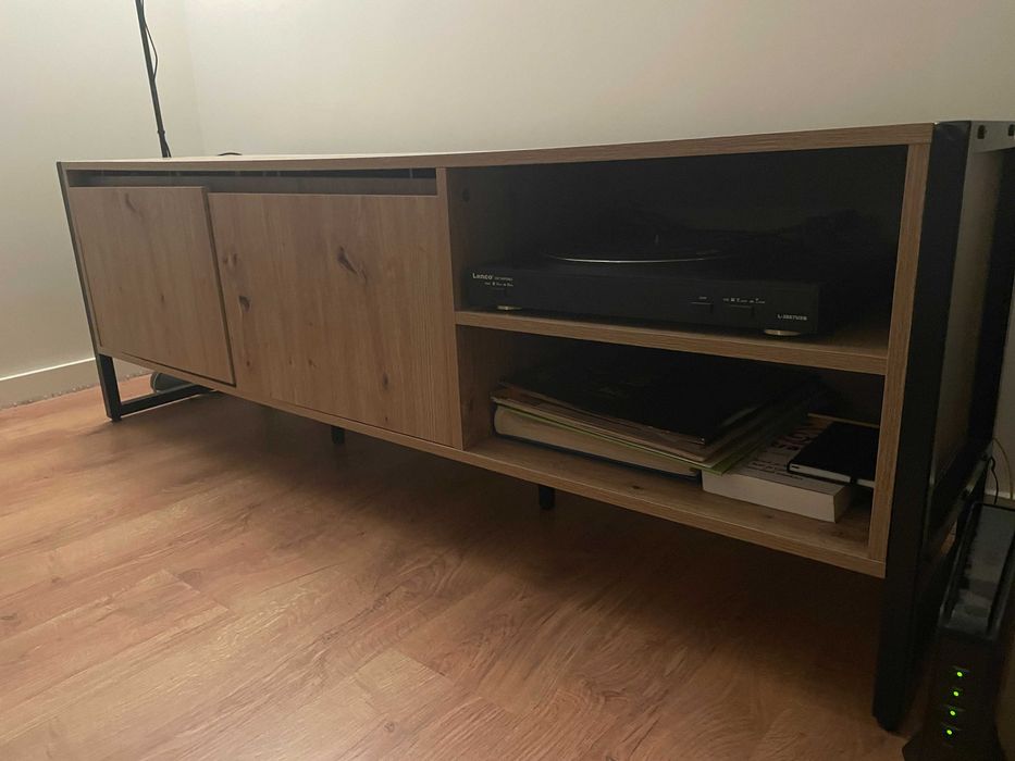 Móvel de TV com duas portas