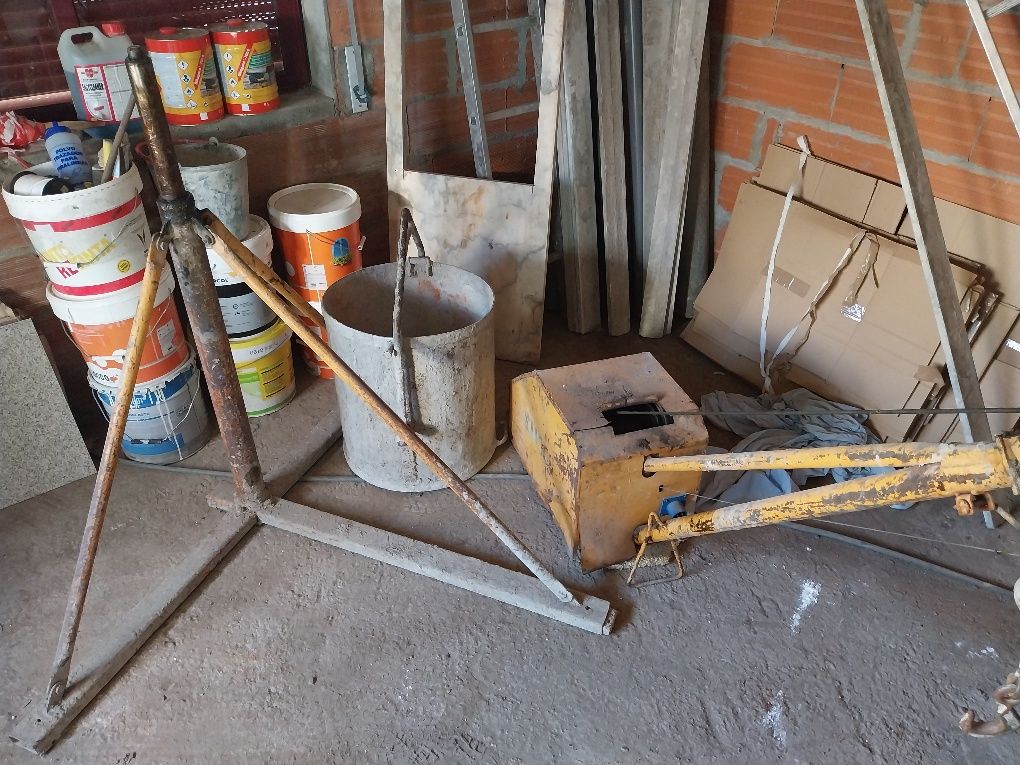 Grua de mineiro balde e tripe