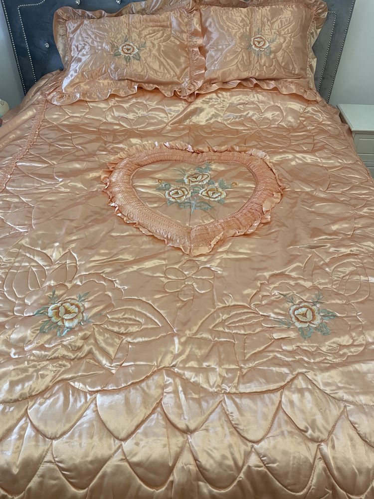 Narzuta ozdobna na łóżko 140 cm falbany