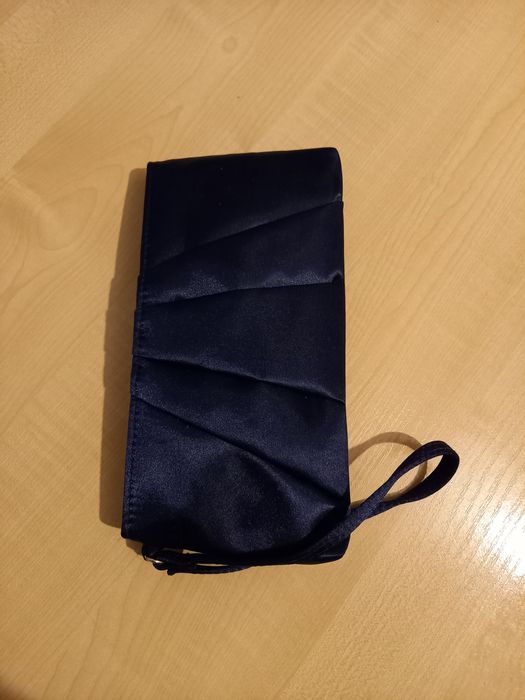 Satynowa, głęboki granat torebka wizytowa.