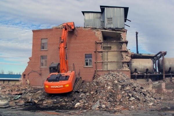 Демонтаж будинків дач сараїв заводів вивіз сміття на звалище