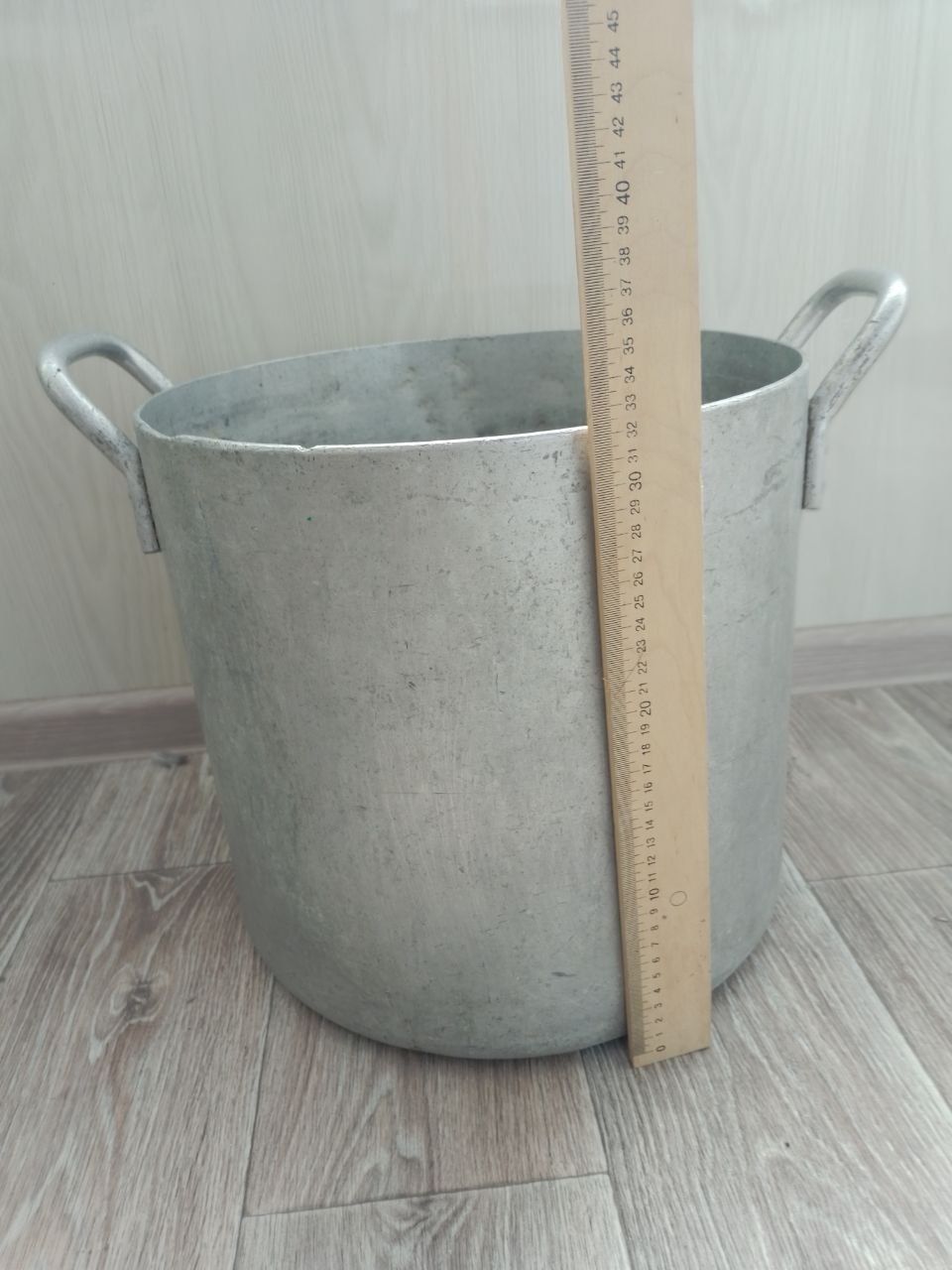 Продам велику алюмінієву каструлю.