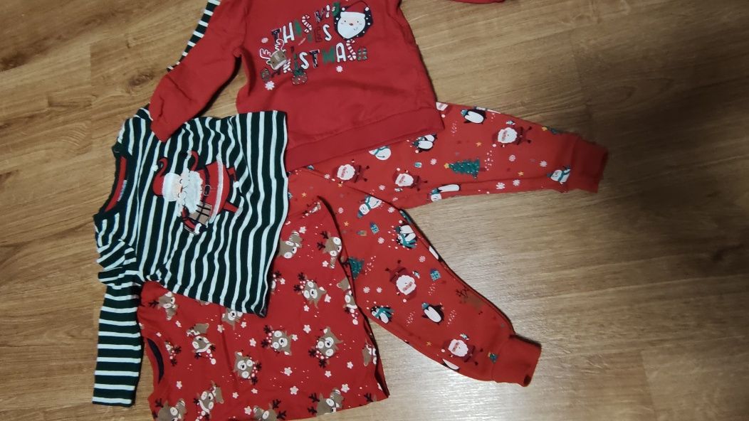 Zestaw ubranek świątecznych dwie koszulki, bluza i spodnie rozm 80