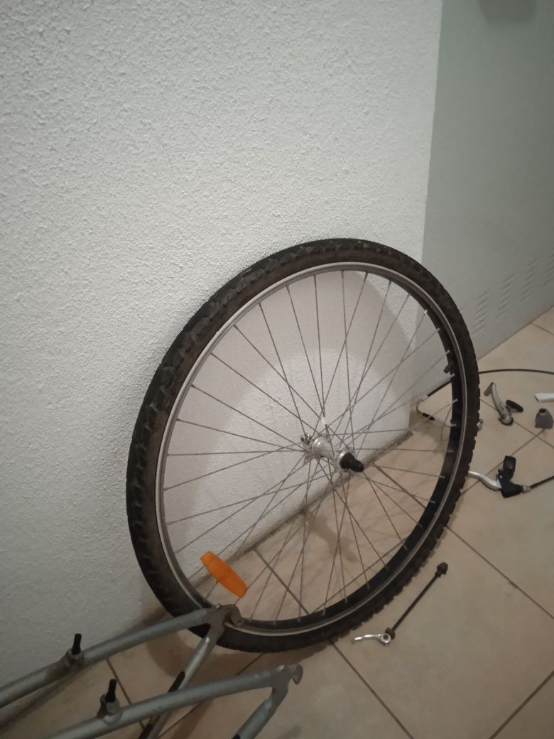 Bicicleta b'twin prateada (em peças) com suporte para cesto