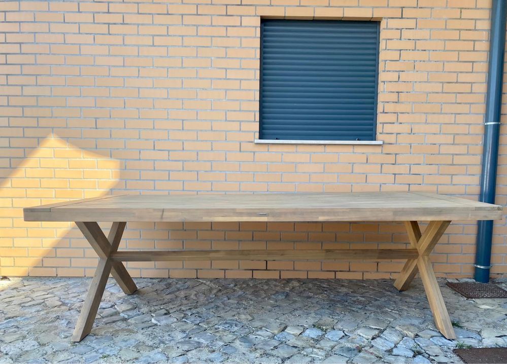 Mesa de exterior em madeira