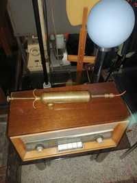 Rádio antigo e almotolia antiga
