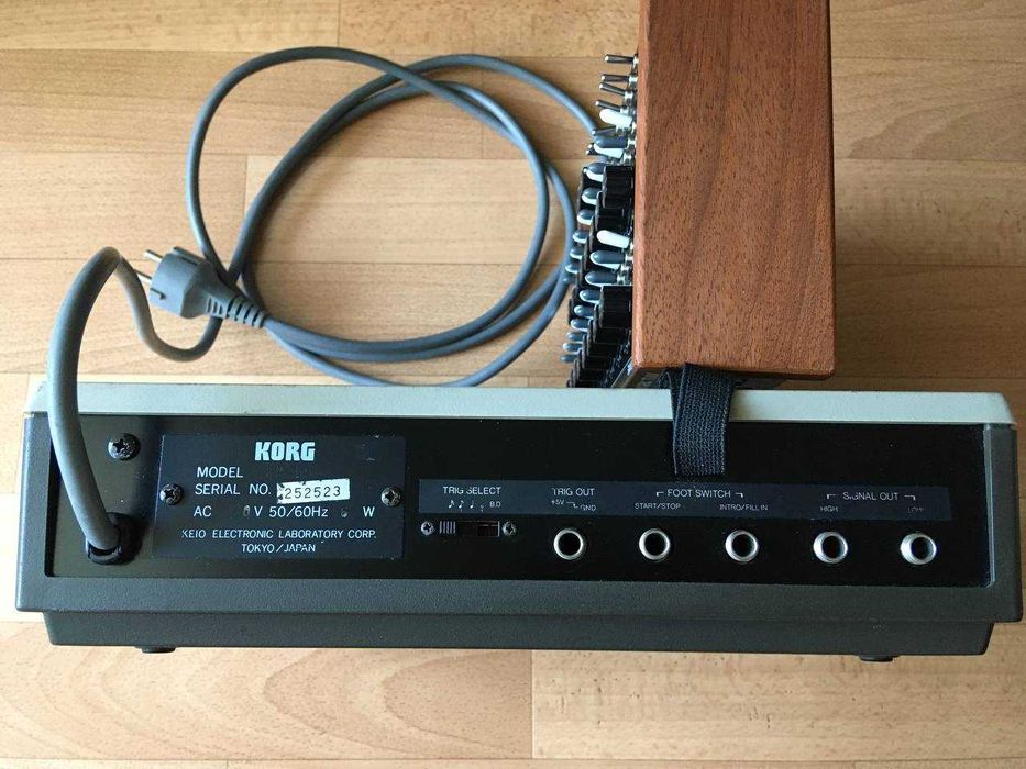 Аналогова драм машина Korg KR-55