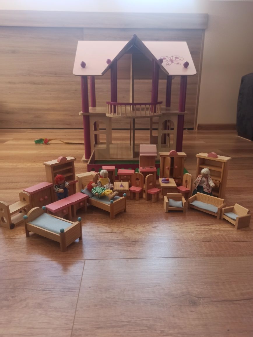 Piętrowy domek drewniany dla lalek z mebelkami i lalkami