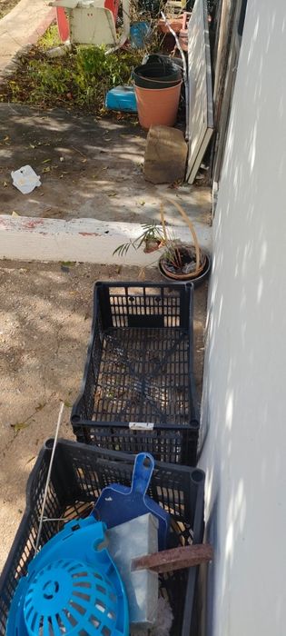 Caixas preta de plástico vendo vários