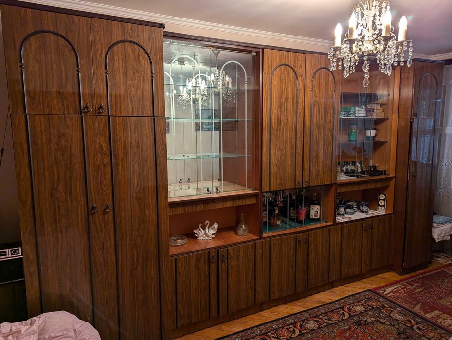 Стінка вінтажна кольору горіх