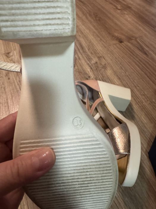 Босоніжки шкіряні на каблуку 38 р