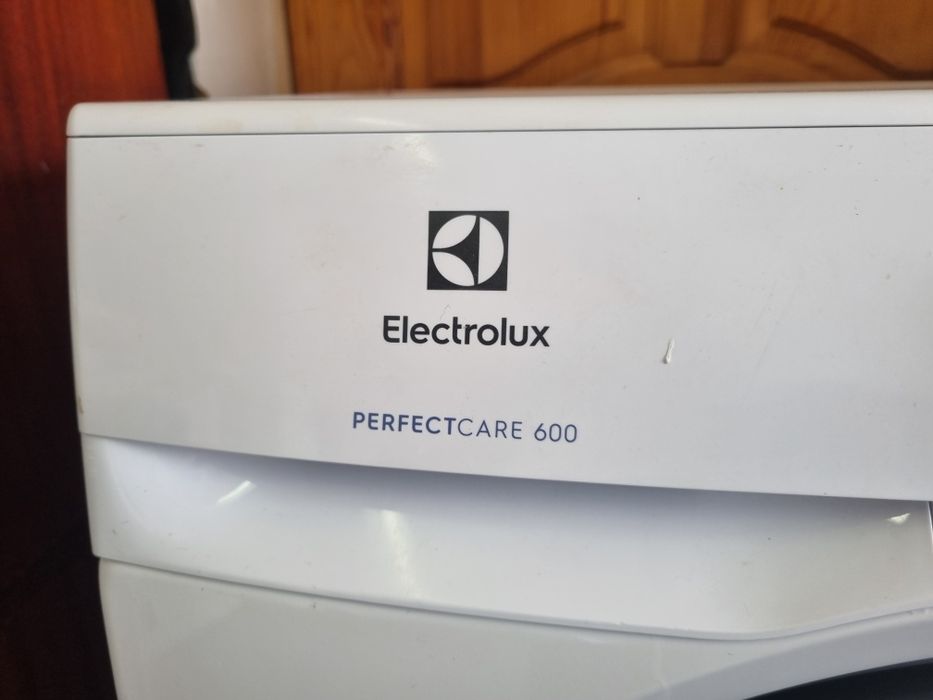Pralka 3,5 letnia electrolux na 8kg 1200obrotow wirowania.
